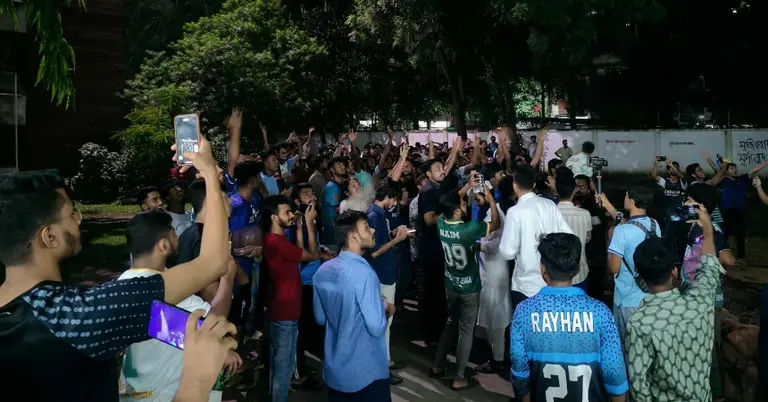 বিক্ষোভ করছে ঢাকা বিশ্ববিদ্যালয়ের শিক্ষার্থীরা